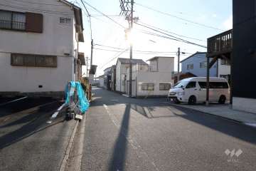 敷地南側の前面道路（東側から）