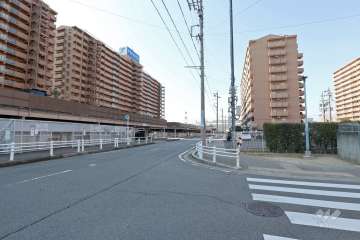 敷地南側の前面道路（東側から）