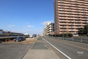敷地西側の前面道路（南側から）
