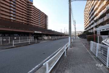 敷地北側の前面道路（東側から）