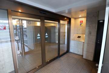 エントランスはオートロック付きです。