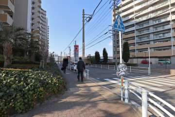 敷地北東側の前面道路（南東側から）