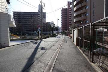 敷地南東側の前面道路（北東側から）