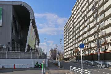敷地南側の前面道路（東側から）