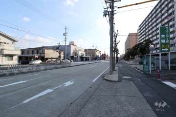敷地東側の前面道路（北側から）