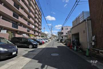 敷地の南側前面道路（西側から）