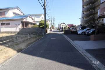 敷地北側の前面道路（東側から）