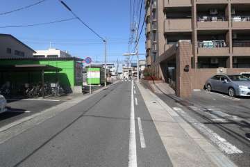 敷地西側の前面道路（南側から）