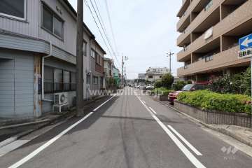 敷地南側の前面道路（東側から）