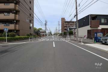 敷地東側の前面道路（南側から）