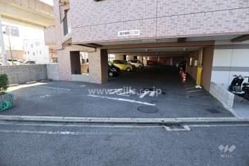 東側駐車場出入口