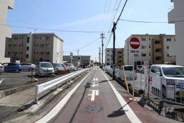 敷地東側の前面道路（北側から）
