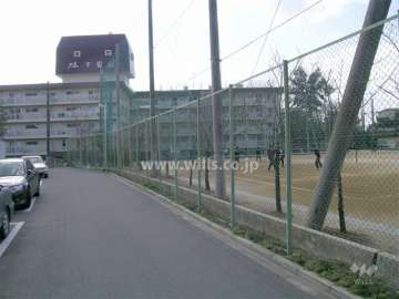 敷地の北側には第一中学校のグラウンドが広がっています