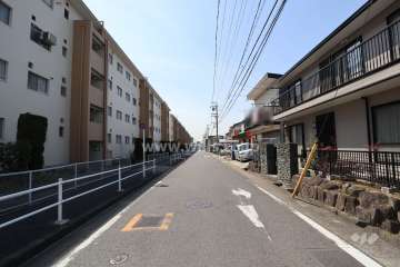 敷地北側の前面道路（東側から）