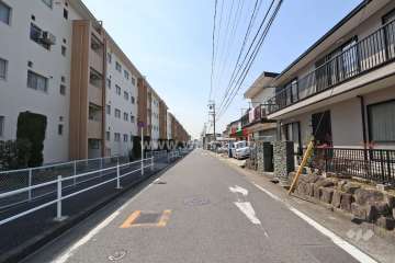 敷地北側の前面道路（東側から）