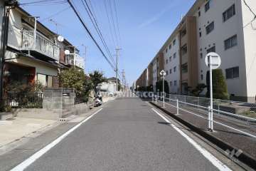 敷地北側の前面道路（西側から）