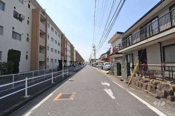 敷地北側の前面道路（東側から）