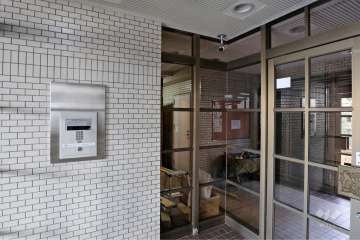 エントランスはオートロック付きです。