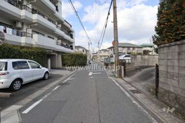 敷地の東側前面道路（南側から）