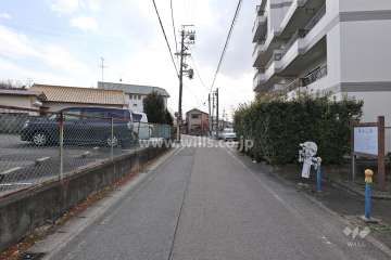敷地の東側前面道路（北側から）