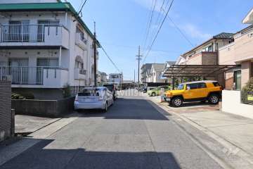 敷地の北側前面道路（東側から）