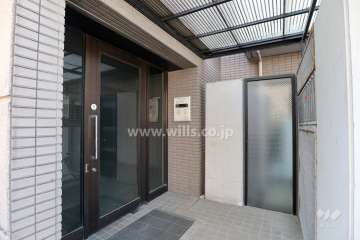 エントランスはオートロック付きです。