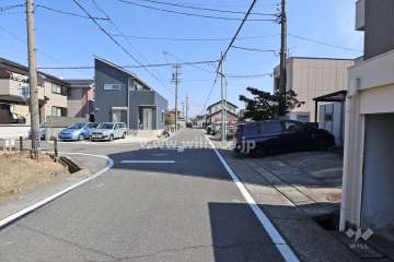 敷地の北側前面道路（西側から）