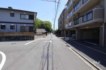 敷地東側の前面道路（北側から）