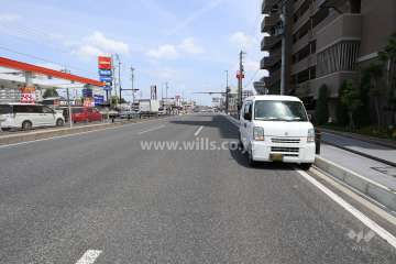 敷地西側の前面道路（南側から）
