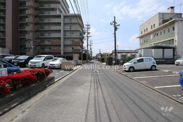 敷地西側の前面道路（北側から）