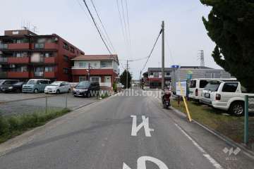 敷地東側の前面道路。区画の整った街路です。