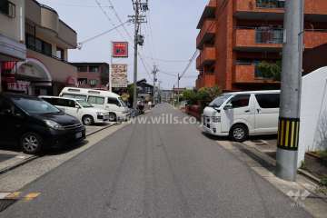 敷地西側の前面道路