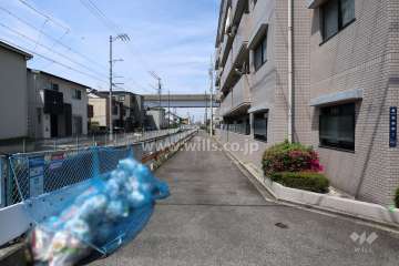 敷地南側の前面道路（東側から）