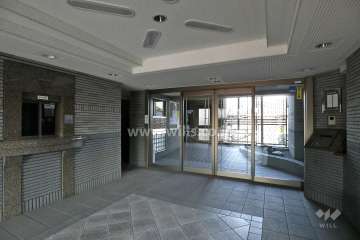 エントランスはオートロック付きです。