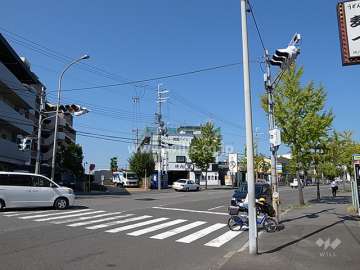 敷地北東側の前面道路。4車線の通りです。