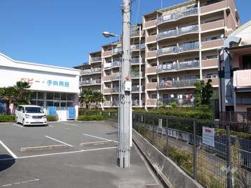 敷地南側には通路が通っています。