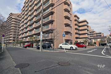 敷地南側前面道路と東側道路
