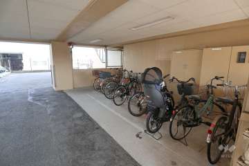 屋内に設けられた館駐輪場