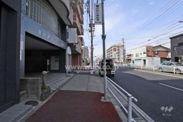敷地の北側前面道路（東側から）