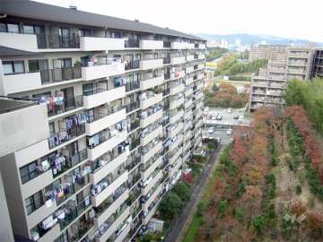 東向きの棟。敷地東側は緑地の斜面になっています。
