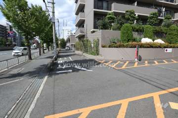 新御堂筋から駐車場へ続くアプローチ（車道）