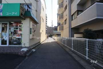 物件の東側前面道路（北側から）