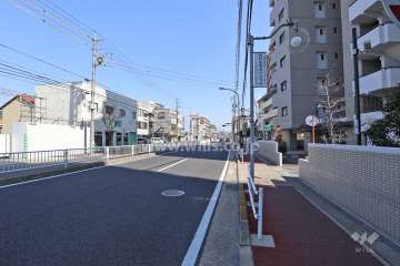 物件の北側前面道路（西側から）