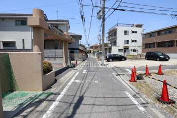 敷地北西側の前面道路（南西側から）