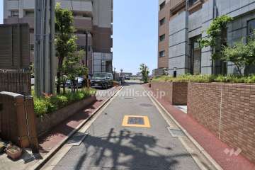 敷地北西側の前面道路（北東側から）