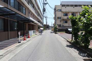 敷地北西側の前面道路（南西側から）