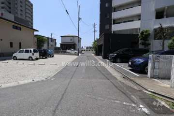 敷地東側の前面道路（北側から）