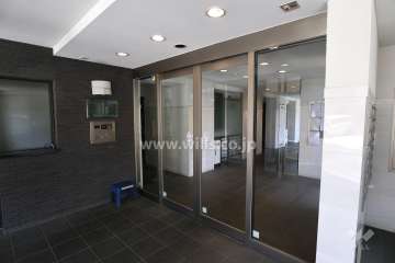 エントランスはオートロック付きです。