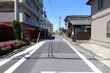 敷地東側の前面道路（南側から）