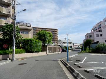 敷地東側の前面道路（南側から）